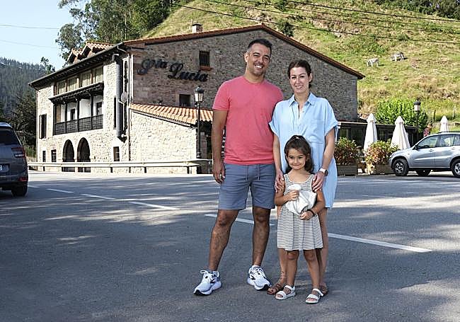 Miguel Ángel García, Virginia y su hija Daniela posan delante del apartamento donde se hospedan.