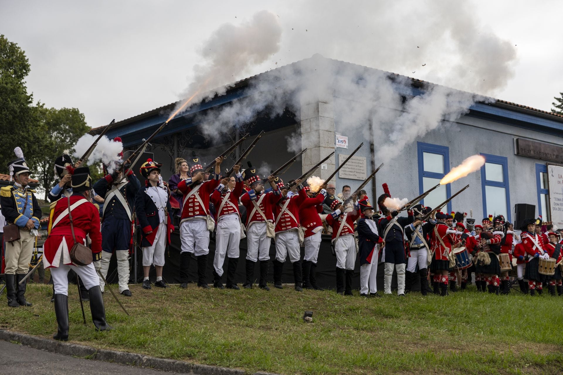 Salva de los artilleros previa al cañonazo.