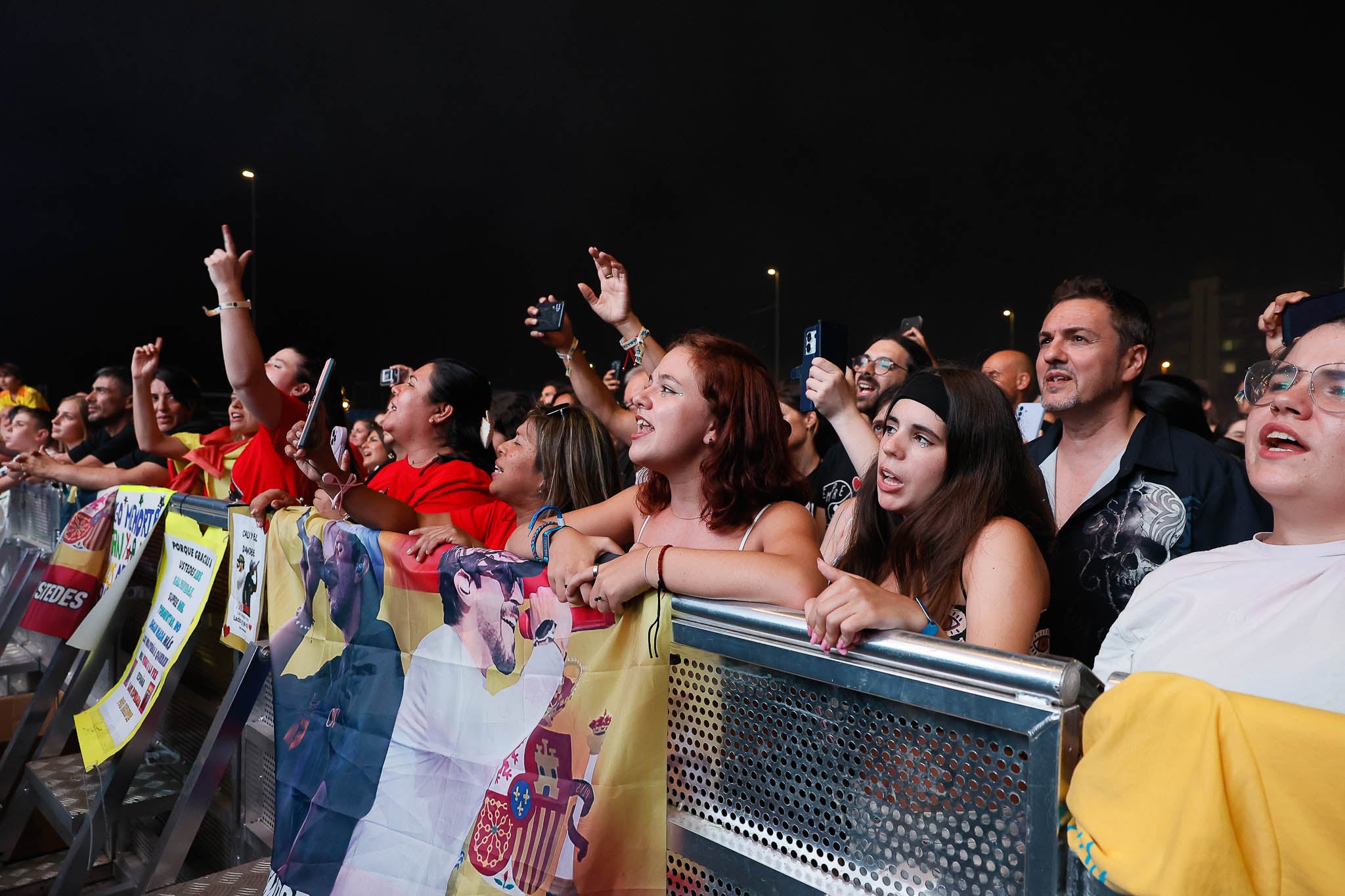 Cámara en mano, el público se lanzó a cantar los temas de Cali el Dandee