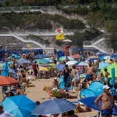 Playa de El Sardinero abarrotada, con los Jardines de Piquío de fondo.