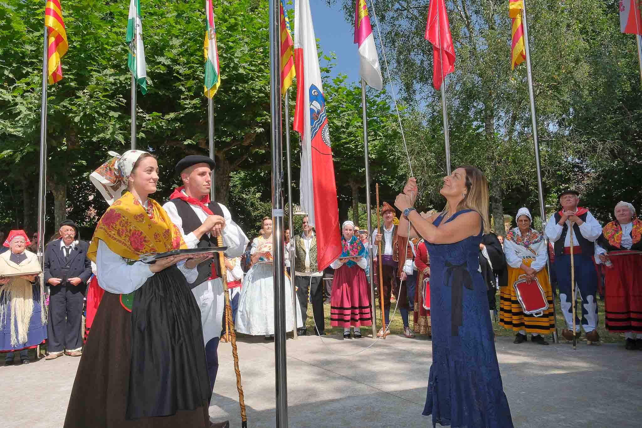 Buruaga procede al izado de la bandera de Cantabria.