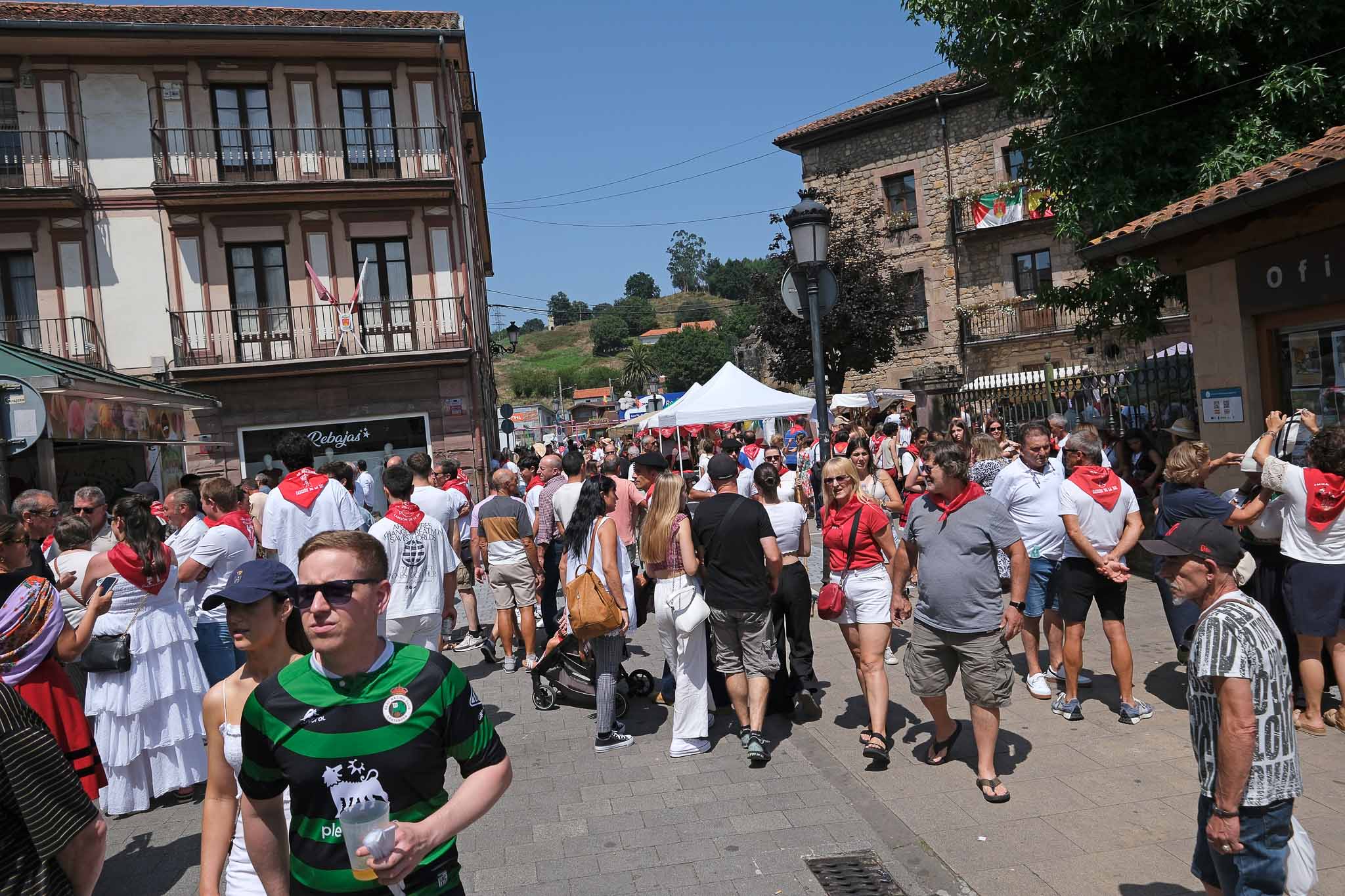 Público asistente a la fiesta a mediodía.