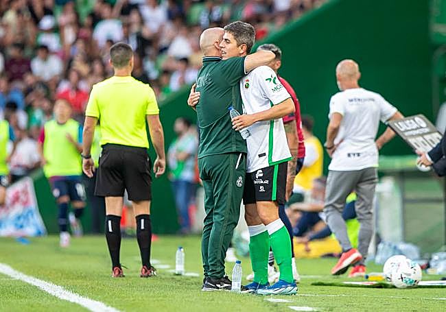 José Alberto abranzado el pasado sábado a Sinz-Maza.