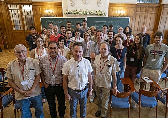 Juan Ignacio Cirac, en el centro de la imagen, rodeado por los alumnos del curso celebrado la pasada semana en el Palacio.