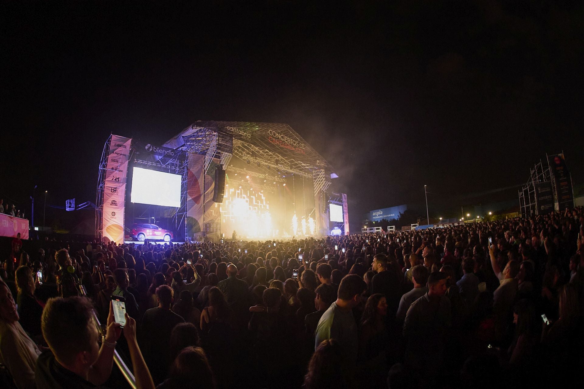 Juan Magán actuó en un recinto abarrotado de gente