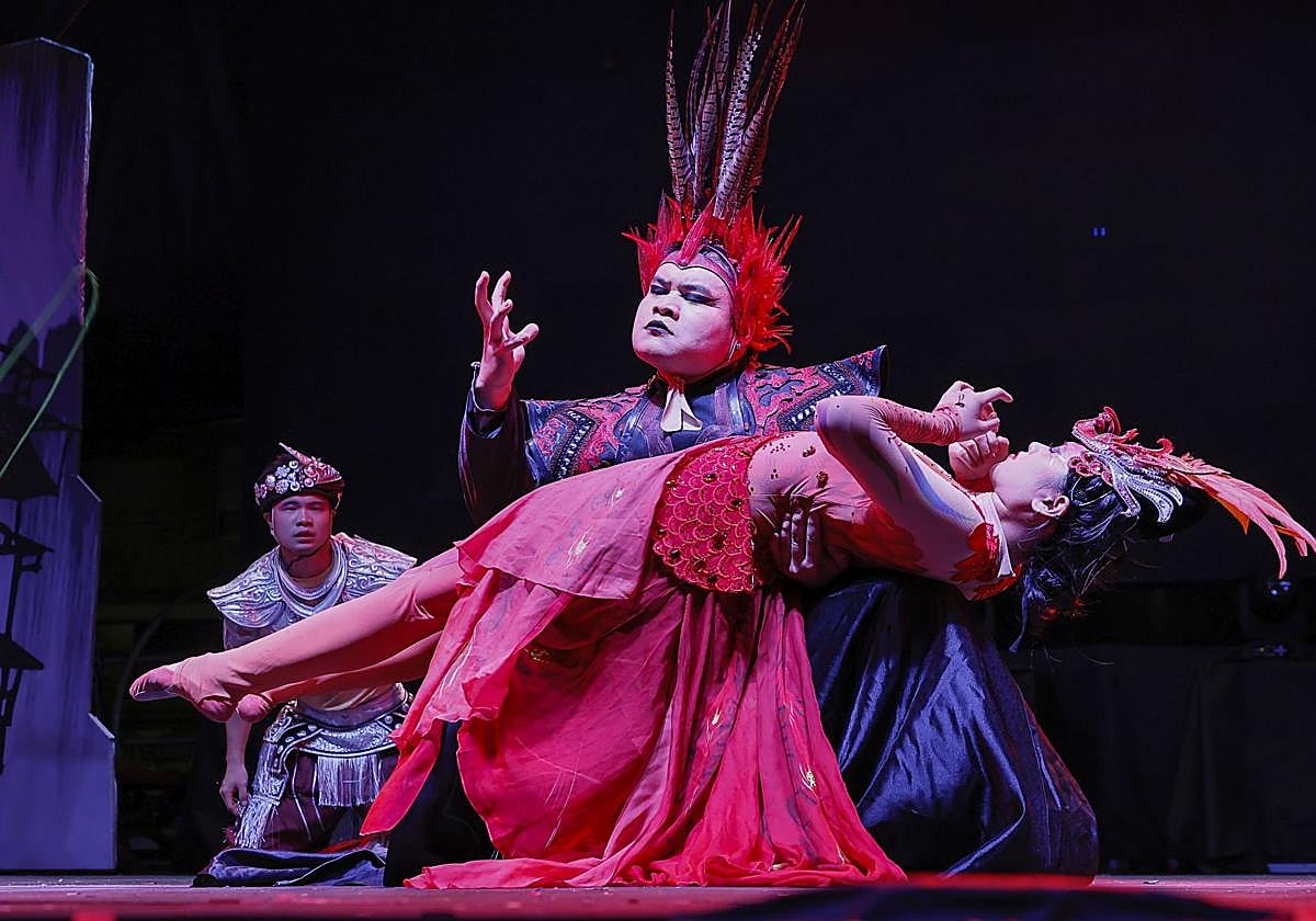 El Circo Acrobático de China abarrotó el Bulevar Demetrio Herrero.