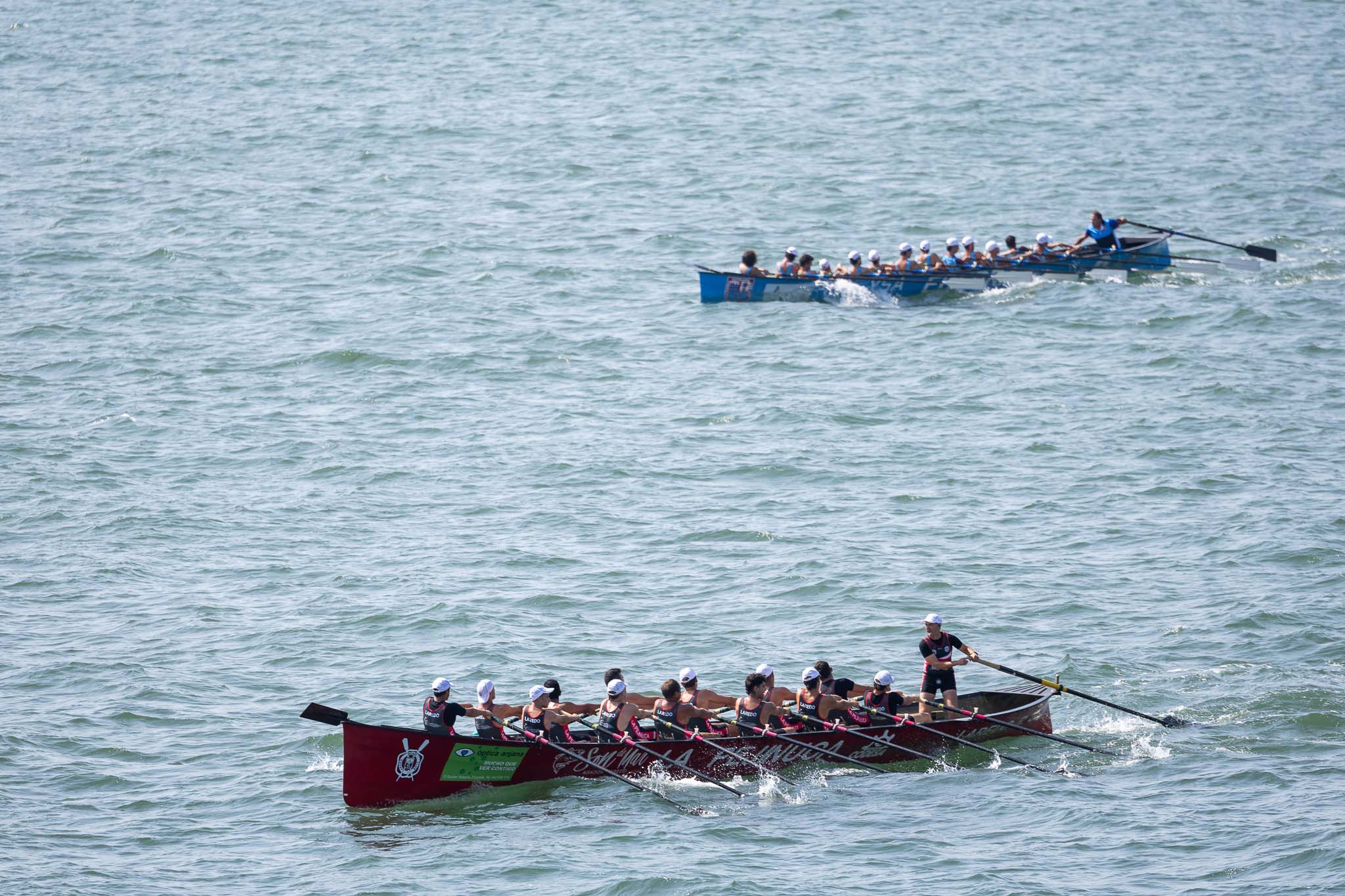 Laredo, en primer término, bogó en la primera tanda.