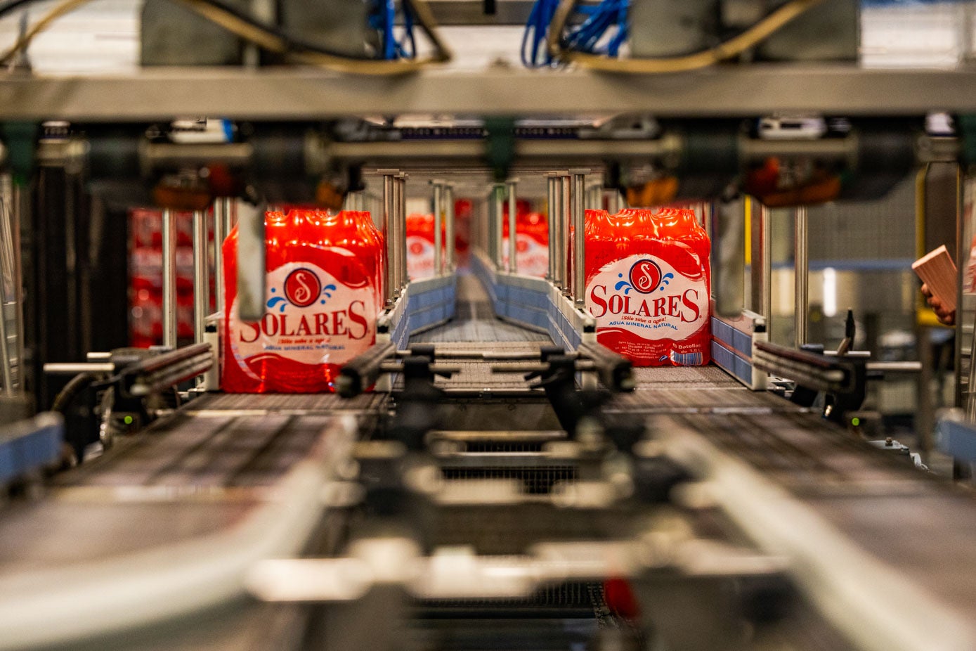 Paquetes de botellas en una de las líneas de embotellado.