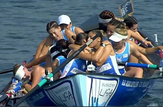 La tripulación de Astillero, exhausta, tras la regata en Boiro.