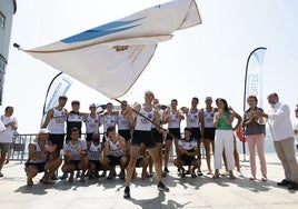 La tripulación de Pedreña, con la Bandera de Santander.