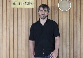 Iñaki Rikarte, en el salón de actos de la Facultad de Medicina donde tuvieron lugar los primeros ensayos.