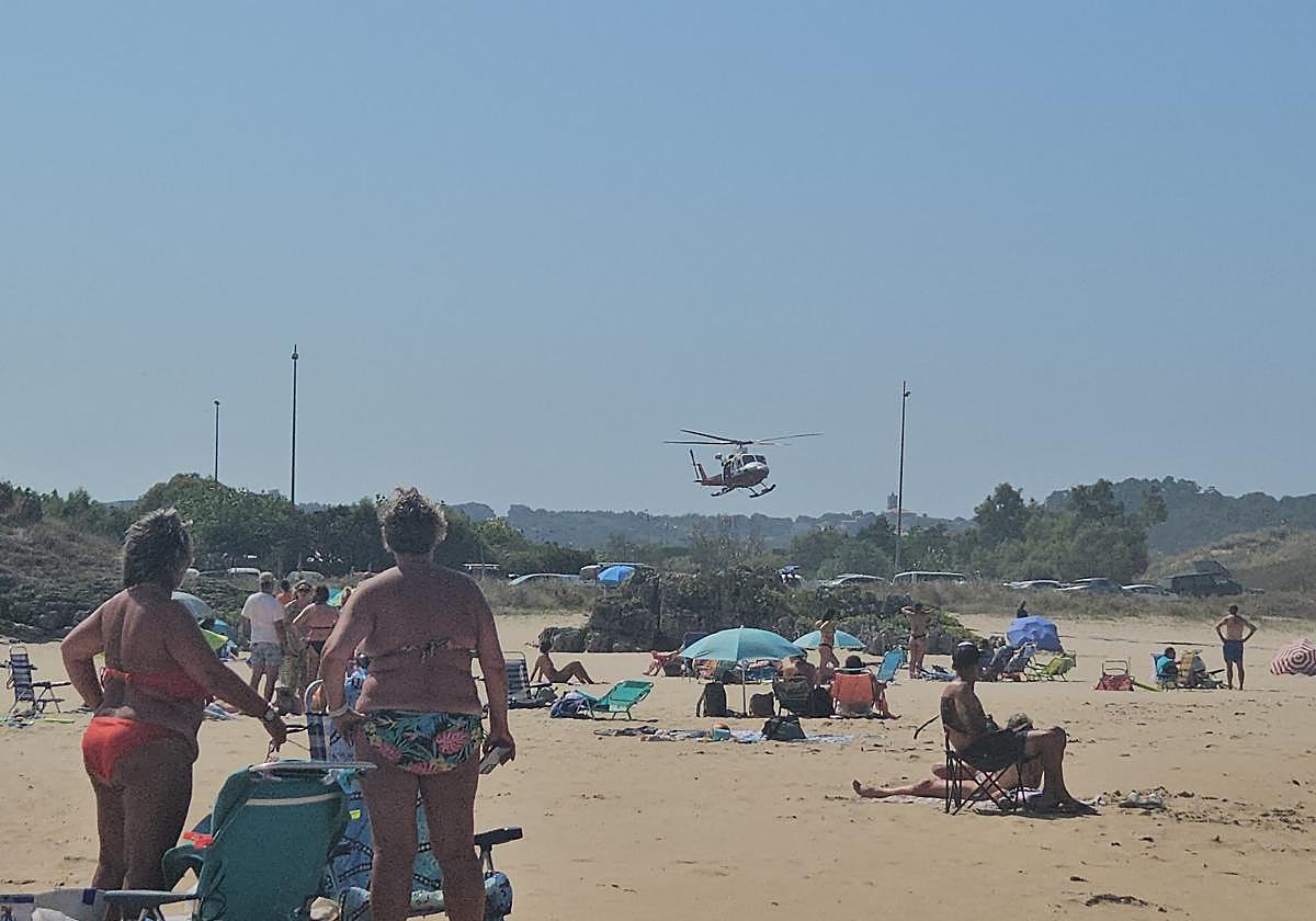 Momento en el que el helicóptero dejó a la pareja de jóvenes en el aparcamiento de la playa.