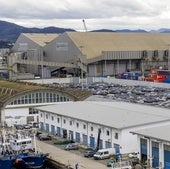 Parcela solicitada por Boluda en el Puerto, con un muro perimetral y detrás de la lonja de Santander.