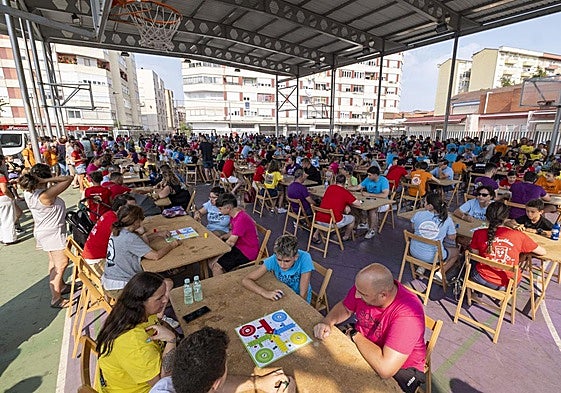 Las peñas se reencontraron, un día más, en la trepidante competición de parchís