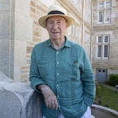 El viñetista, escritor y arquitecto José María Pérez, Peridis, es oriundo de Cabezón de Liébana