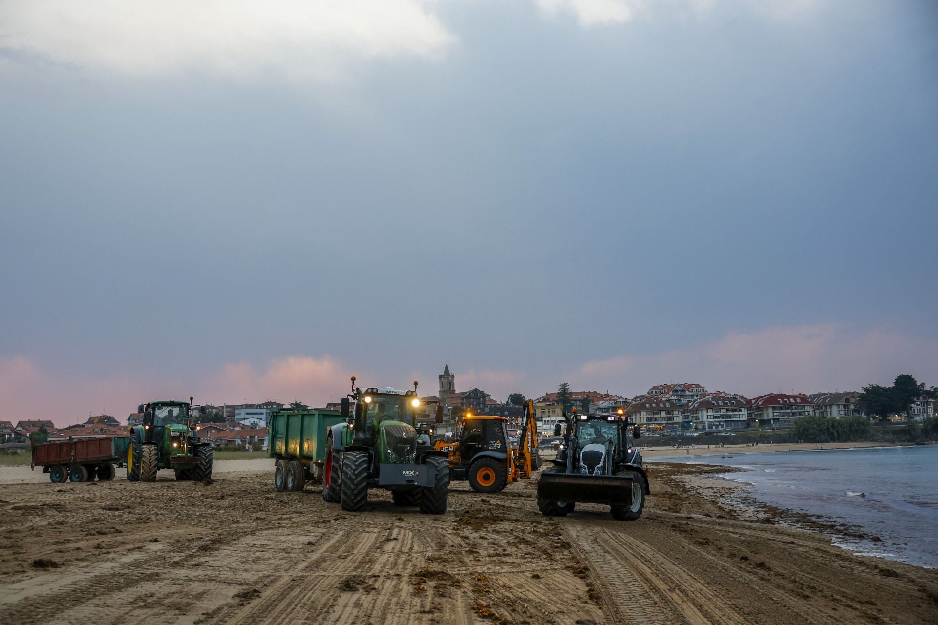 Quince vehículos integran el dispositivo de limpieza.