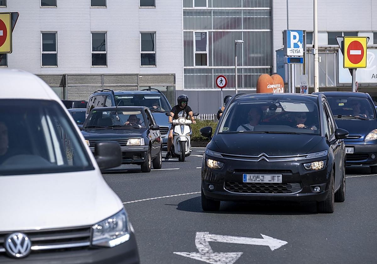 Un vehículo interpreta a su manera el modo de circular por la turborrotonda de Valdecilla.