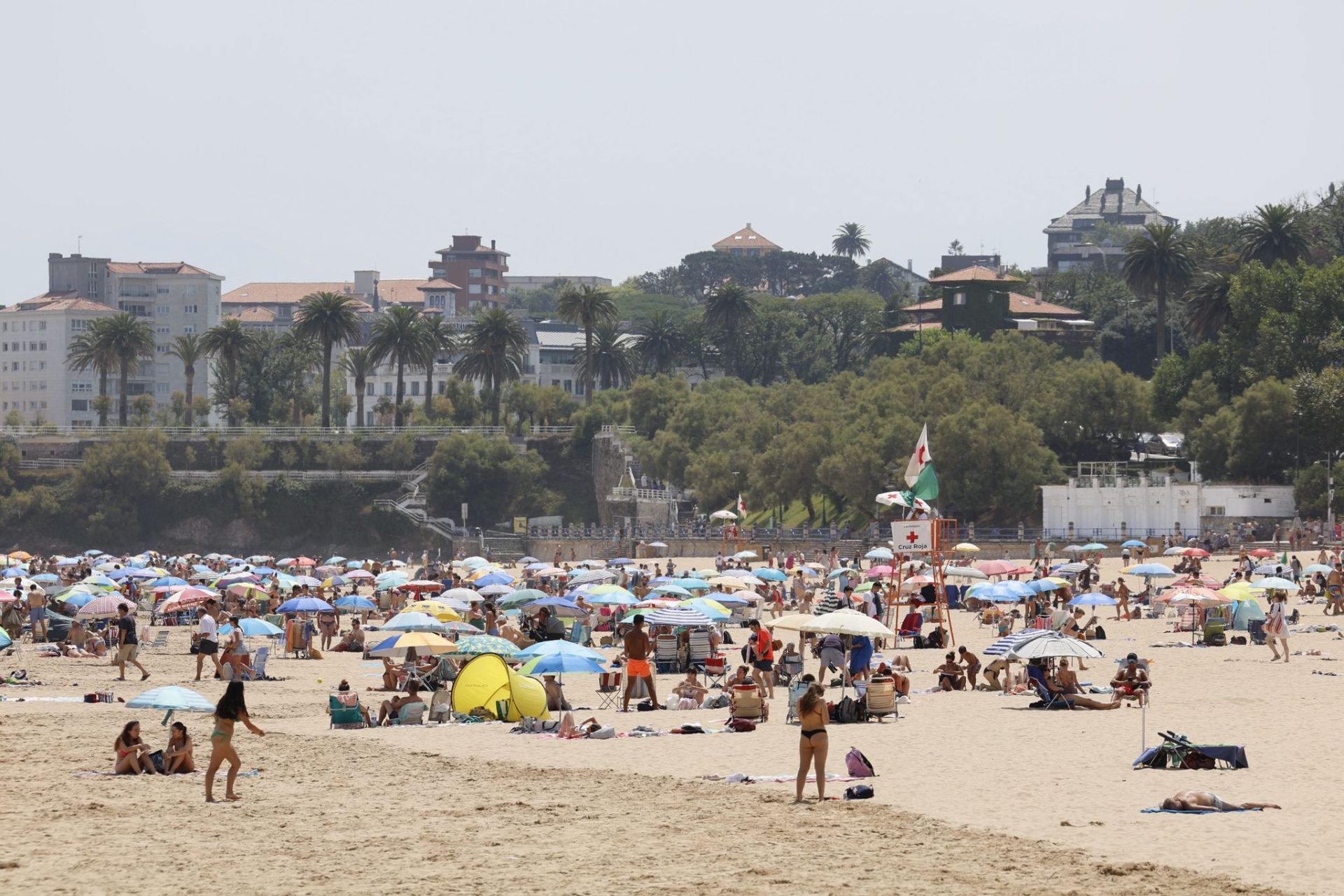 La playa de Santander ha vuelto a llenarse esta mañana