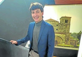 El alcalde de Castañeda, Marcos García (PP), posa en el interior del edificio Consistorial, en una imagen de archivo.