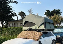 El coche que ha aparcado en Ribamontán al Mar con una tienda de campaña encima