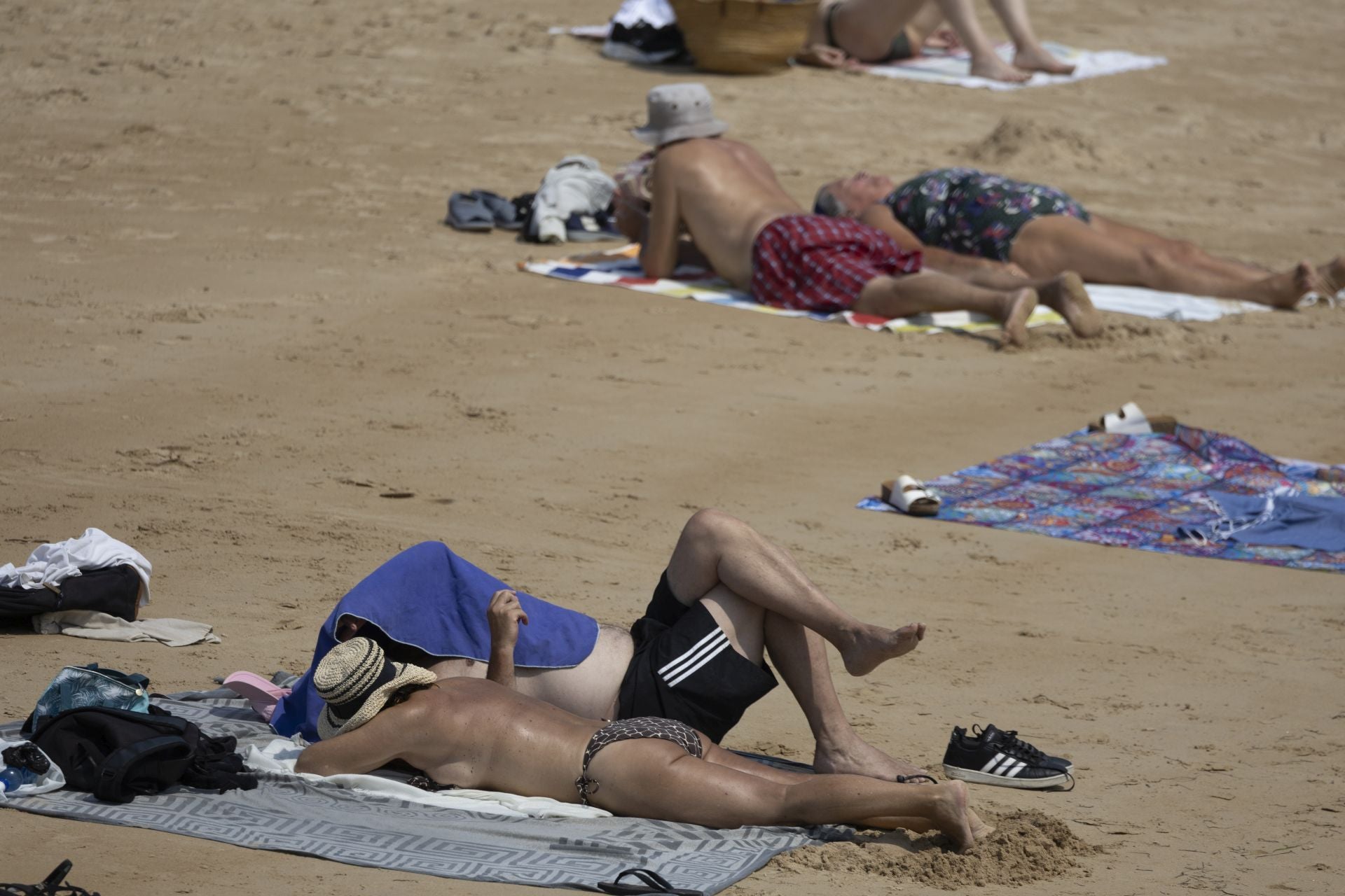 Turistas y santanderinos aprovechan estos días para tomar el sol en la playa