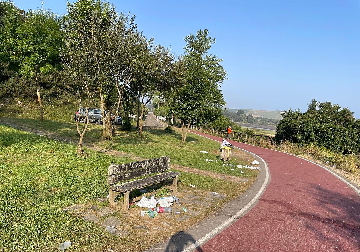 Una de las zonas del paseo, cercano a la ría de la Rabia donde se concentra el botellón los fines de semana y fiestas.
