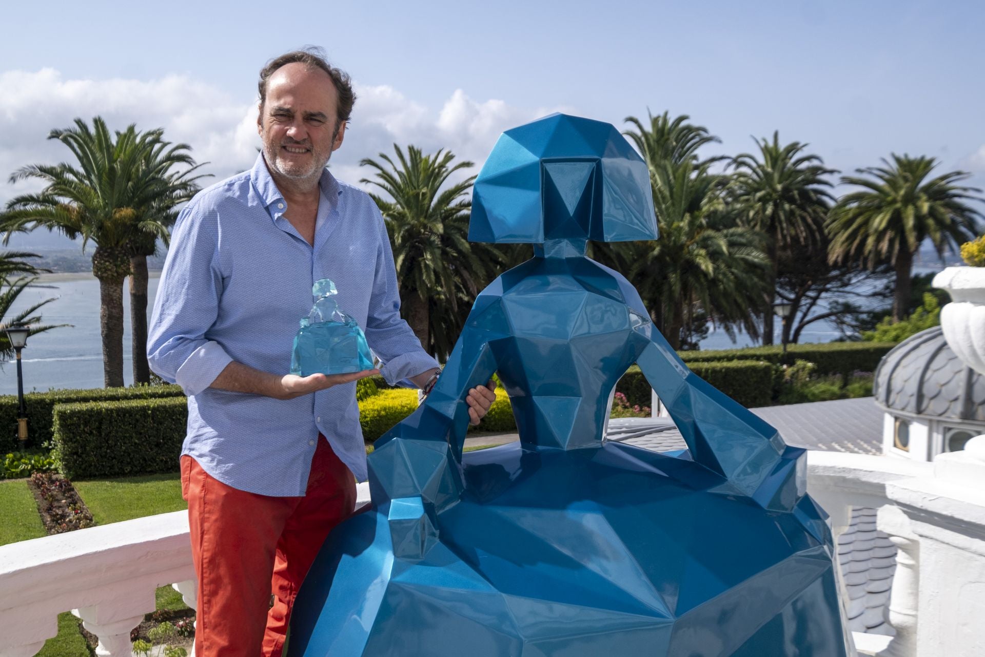 Felipao en el Hotel Real de Santander, ante una de las esculturas de sus Meninas.