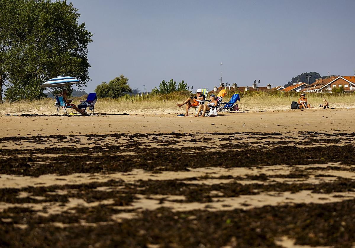 Aspecto de las playas de Noja este lunes