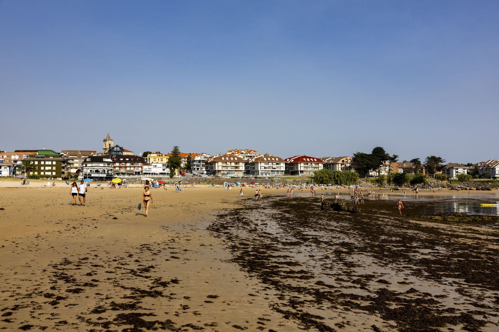 Aspecto de las playas de Noja este lunes