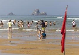 La bandera roja ondeaba este lunes en la playa de Valdearenas, en Liencres.