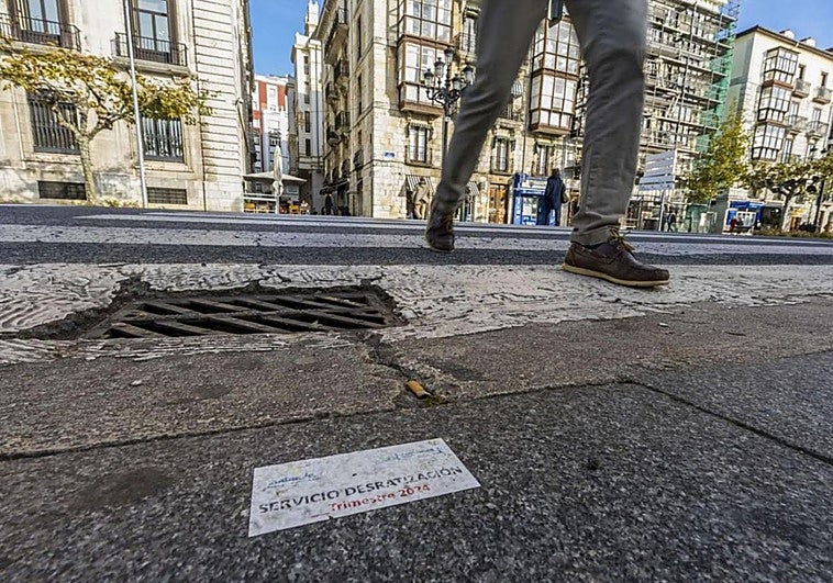 Pegatina junto a una alcantarilla que avisa de la desratización de esa zona.