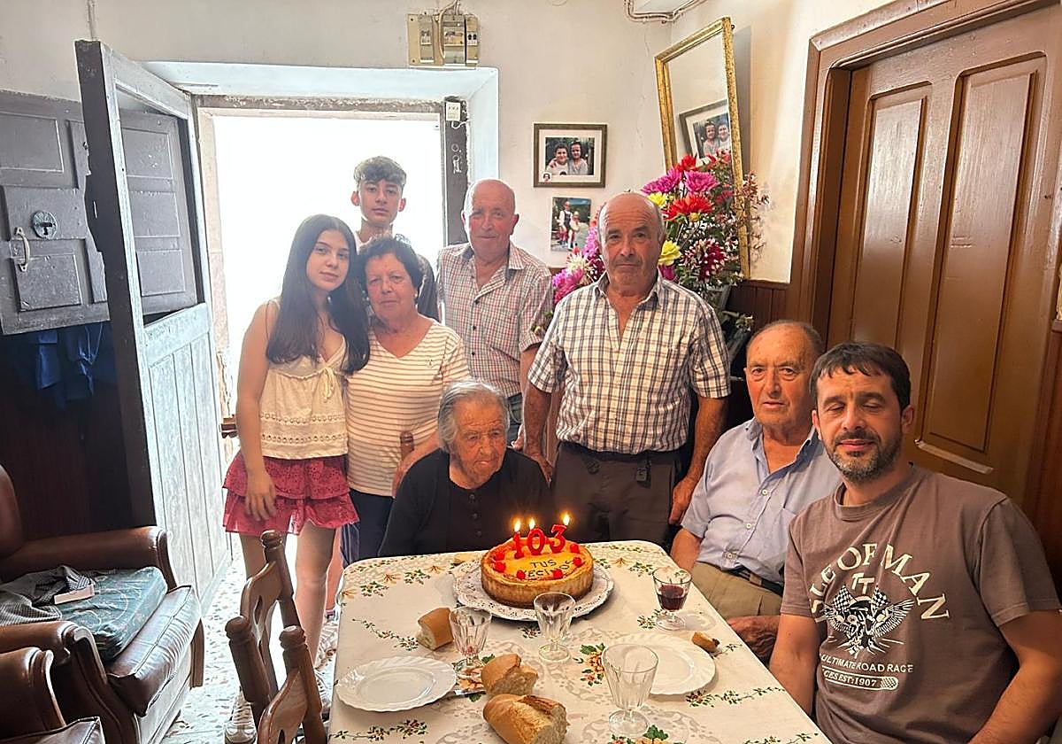 Julia Gutiérrez rodeada de su familia en el día de su 103 cumpleaños.