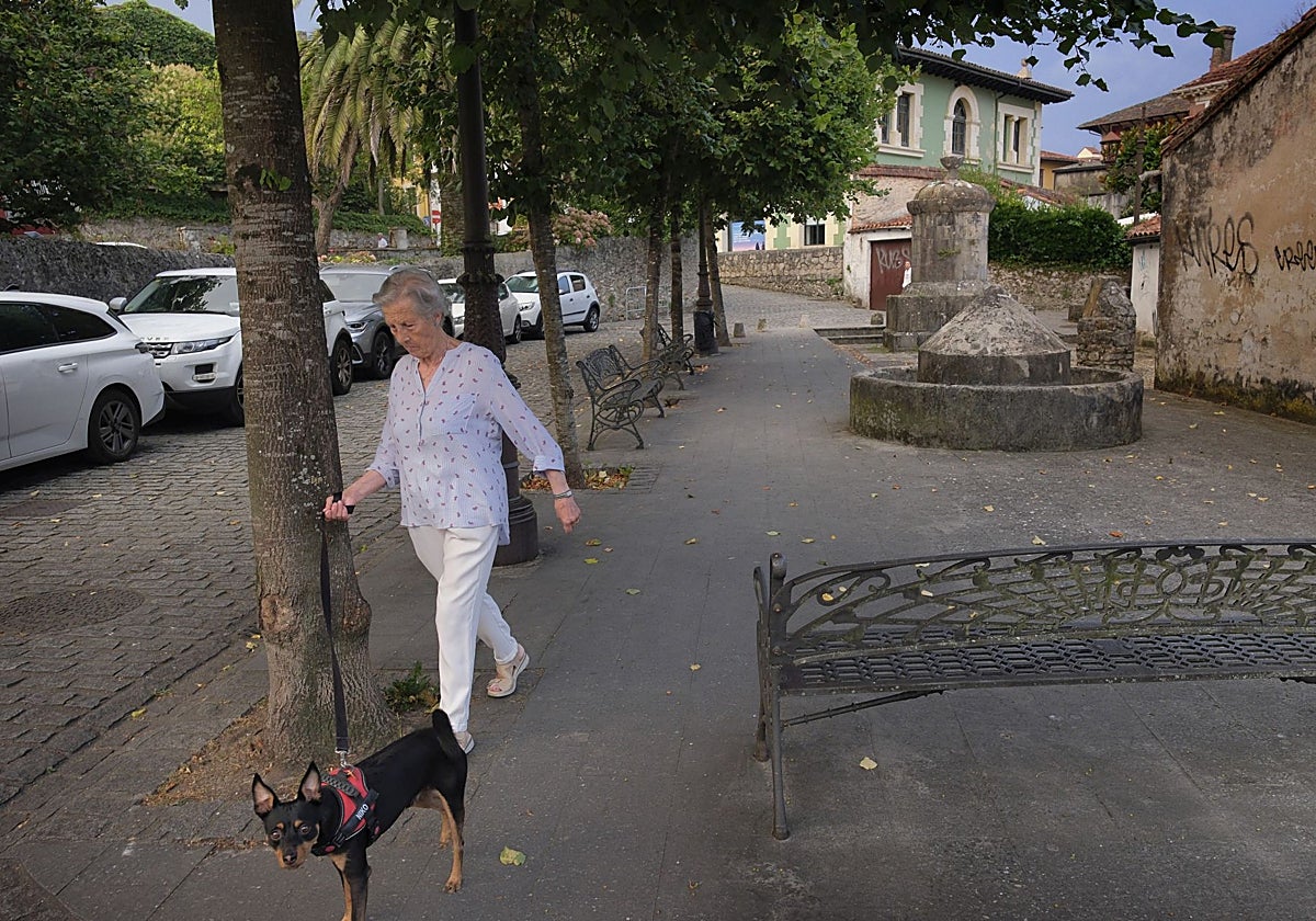 A la derecha, el pequeño edificio que el Ayuntamiento proyecta demoler en la plaza de 'El Potro'.