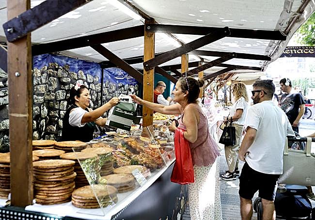 Más de 150 puestos artesanos de comida, ropa y todo tipo de productos llenan los puestos.