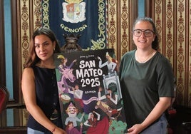 La diseñadora Leire González, acompañada de la edil del festejos