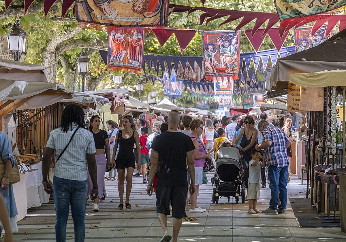 Lugareños y turistas disfrutando del Mercado Renacentista Casa de la Vega de Torrelavega