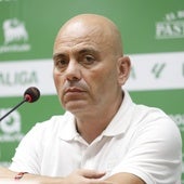El director deportivo del Racing, Chema Aragón, durante la presentación de Plamen Andreev.
