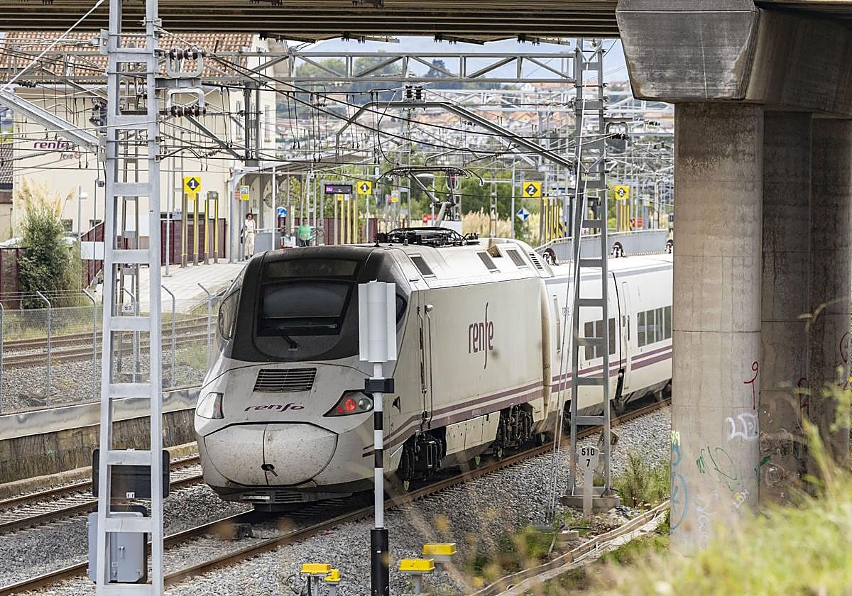 Un tren Alvia con destino a Madrid, circulando por Santander poco después de partir desde la estación.