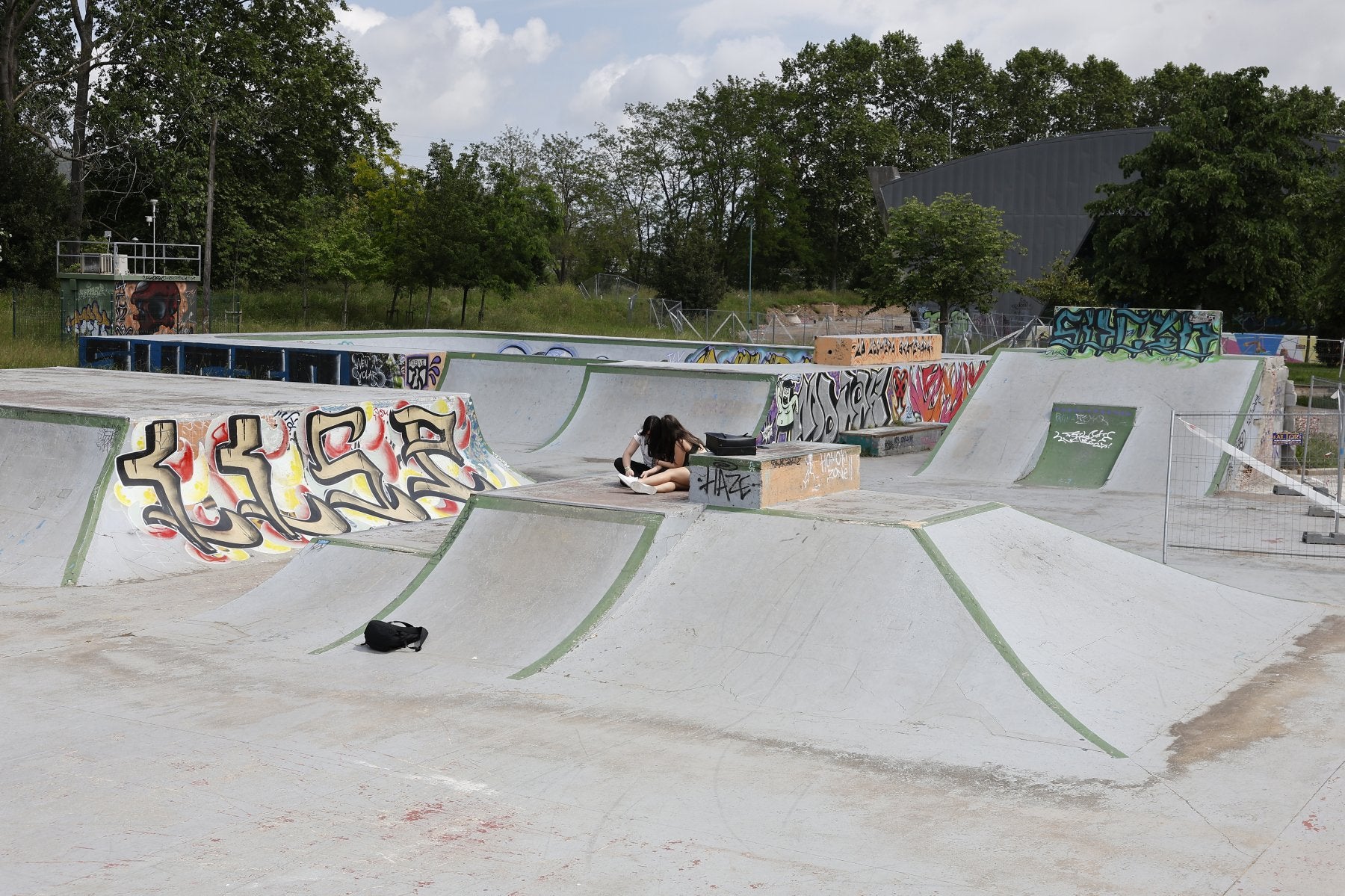 Jóvenes charlan en las pistas de skate de La Lechera, hoy parcialmente demolidas para dejar paso al desvío del tren.