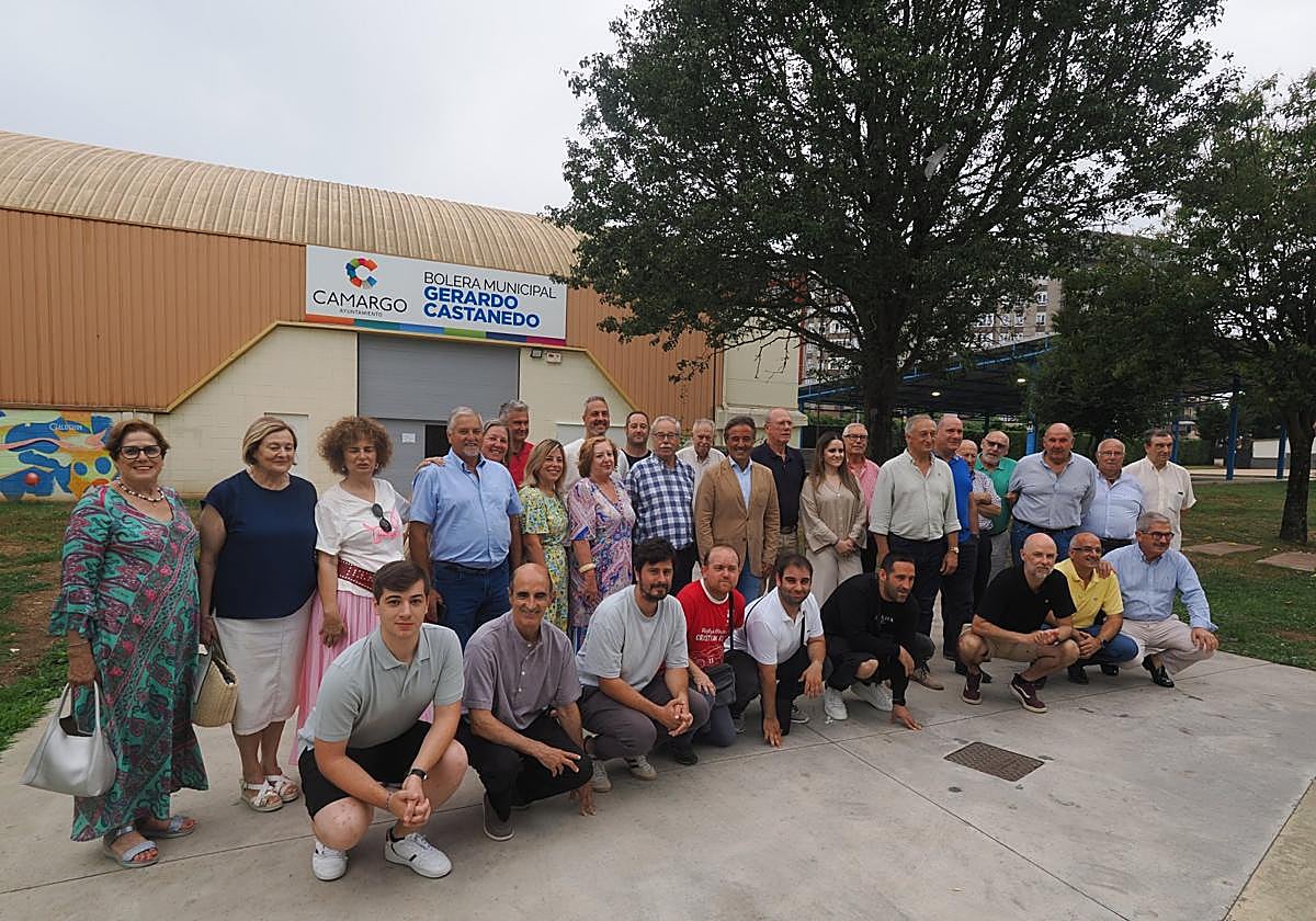 El nombre de Gerardo Castanedo ya luce en la fachada de la bolera de Maliaño.