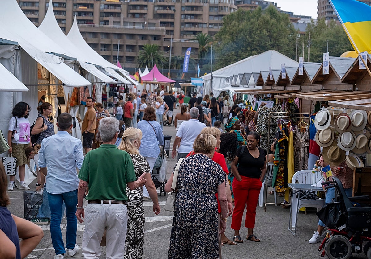 Numerosas personas acudieron al estreno del Festival Intercultural de las Naciones.