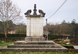 Monumento fascista instalado en San Pantaleón de Aras, junto a un parque infantil.