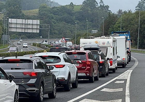 Un accidente provoca una gran retención en la A-8 a la altura de Cabezón de la Sal