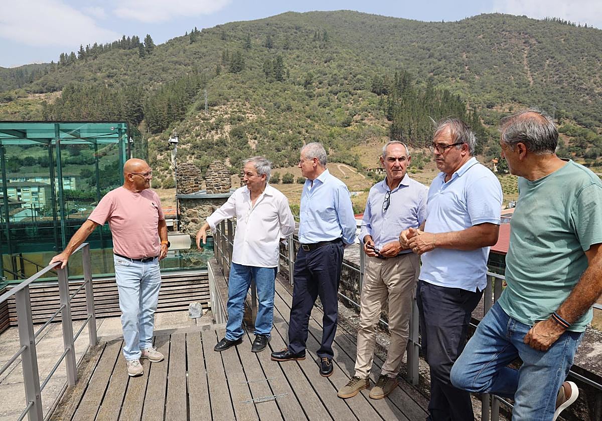 El consejero y el director general de Industria, junto a los alcaldes en las almenas de la Torre del Infantado de Potes