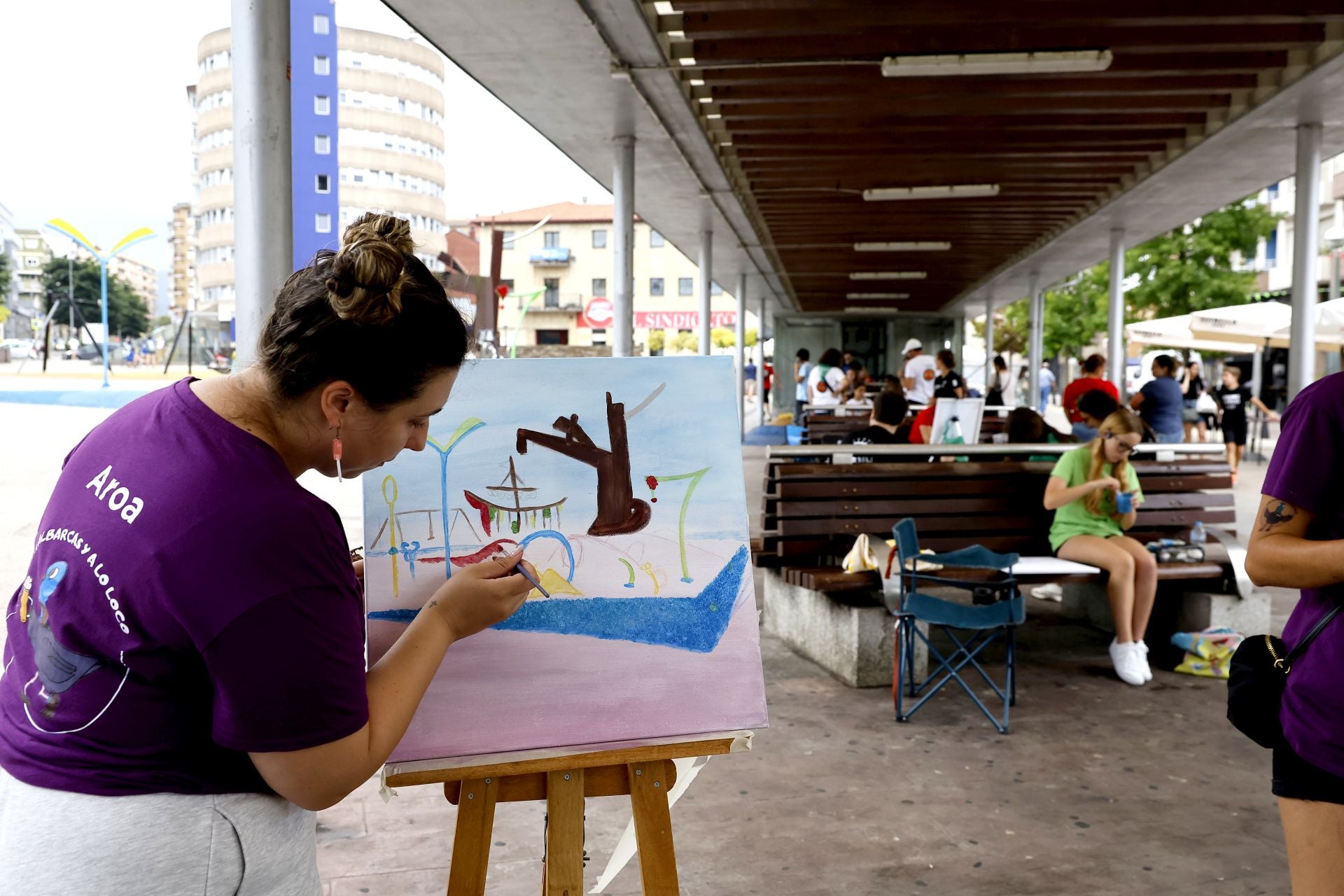 Una de las participantes con su caballete.