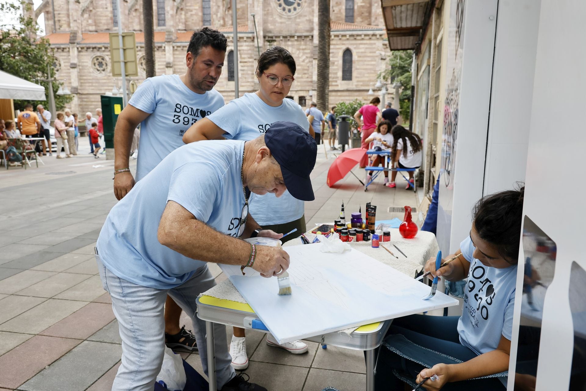 Los participantes recogieron los lienzos numerados necesarios para tomar parte en el concurso 'Las peñas pintan',