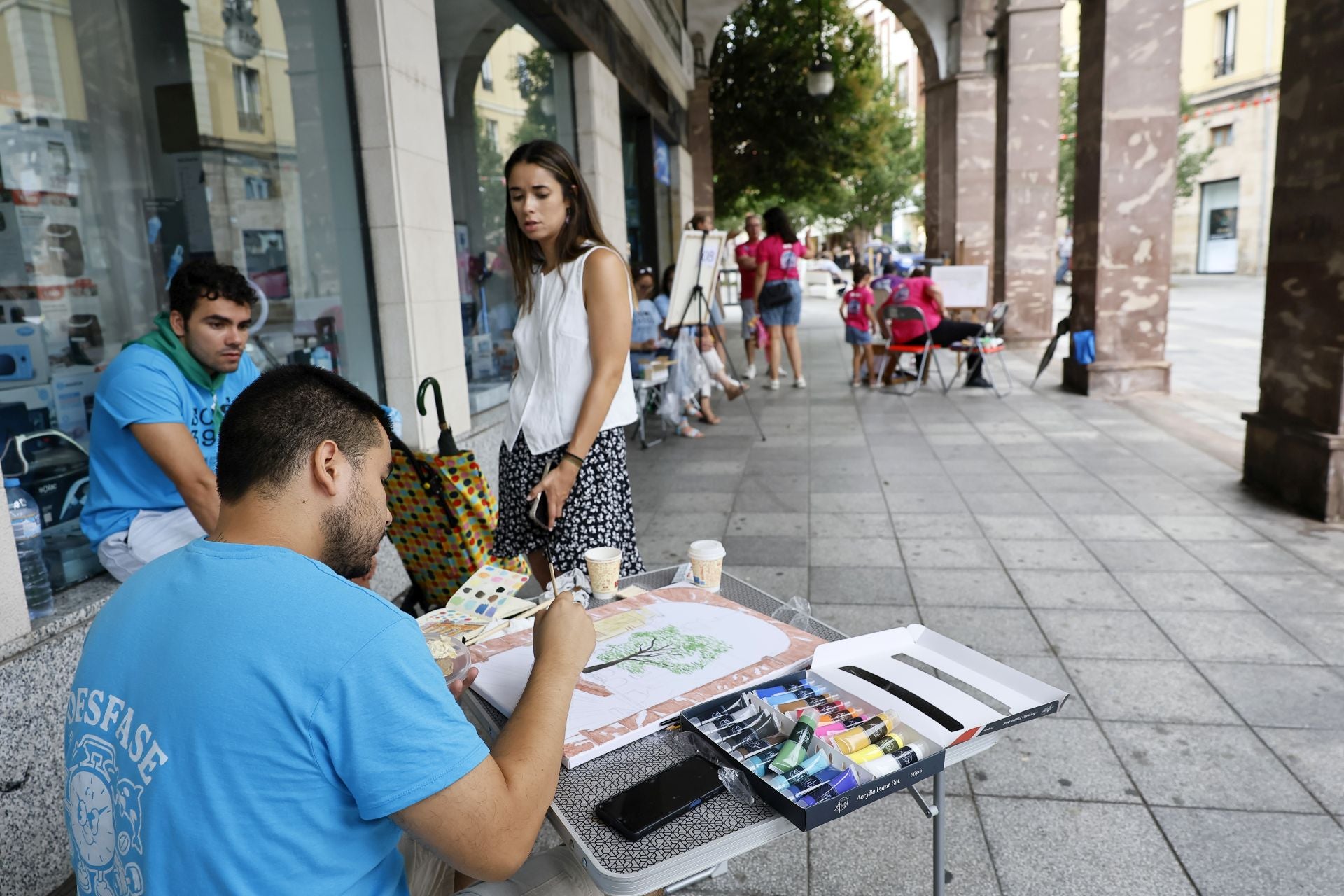 Cobijados en los soportales.