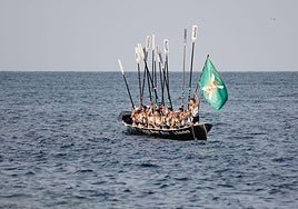 Traineras en Castro con los remos en alto