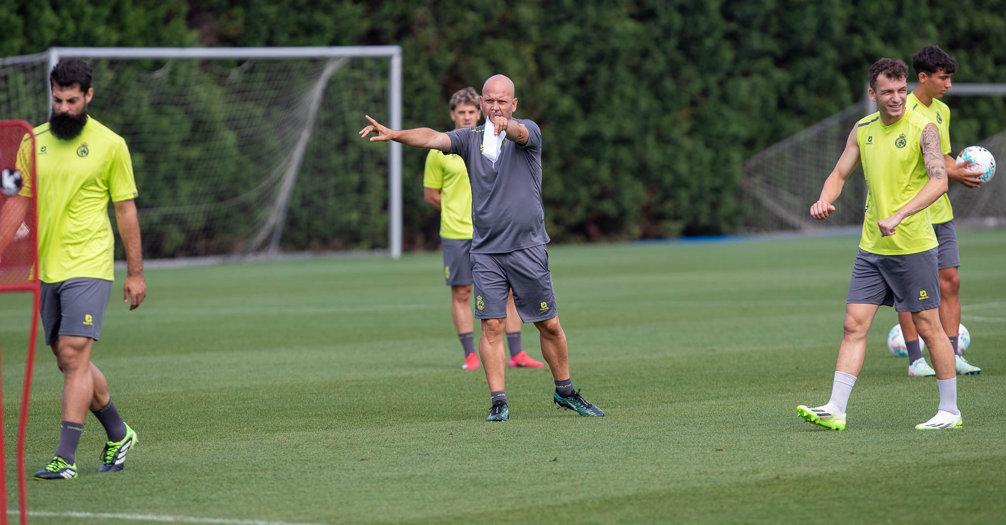 José Alberto da instrucciones a sus jugadores en la sesión.