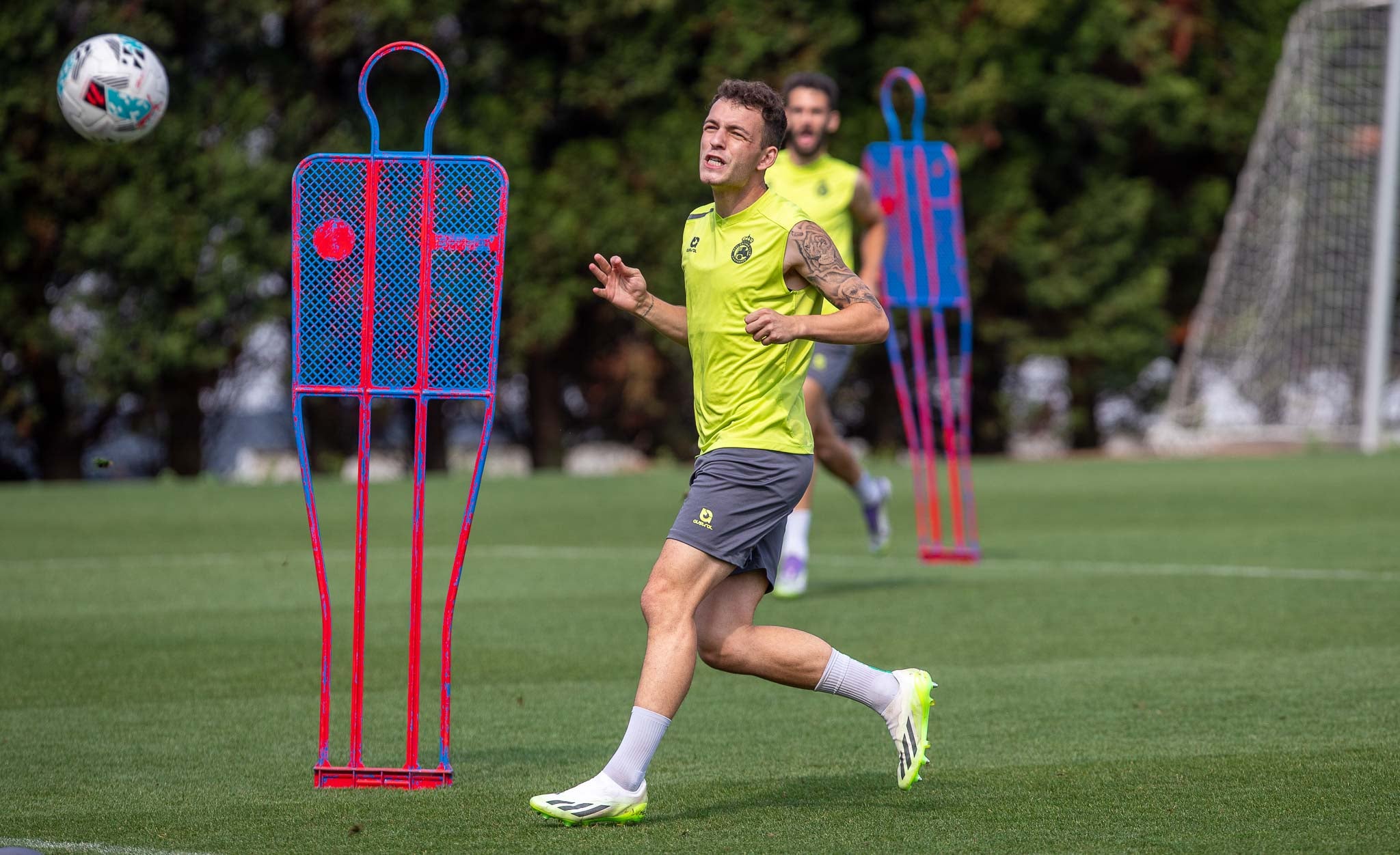 Íñigo Vicente sigue con la mirada la pelota.